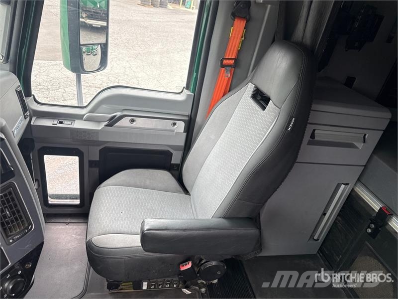 Mack Anthem AN64T 6x4 T/A Sleeper Truck Tractor Ťahače