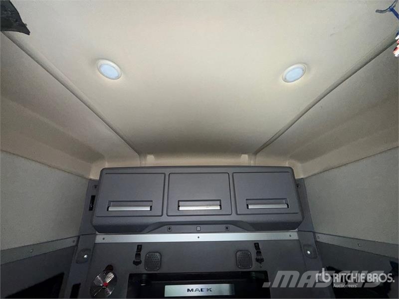 Mack Anthem AN64T 6x4 T/A Sleeper Truck Tractor وحدات الجر