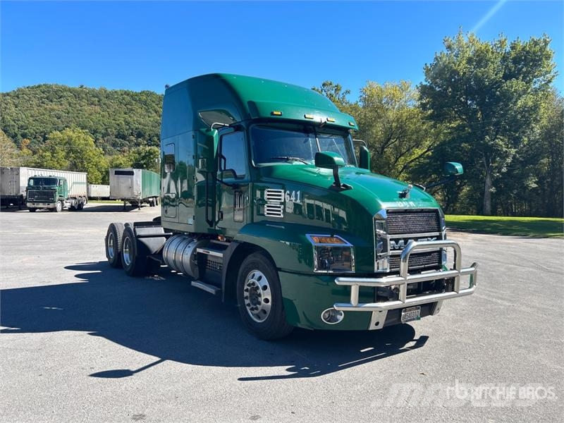 Mack Anthem AN64T 6x4 T/A Sleeper Truck Tractor 中古トラクターヘッド | トレーラーヘッド