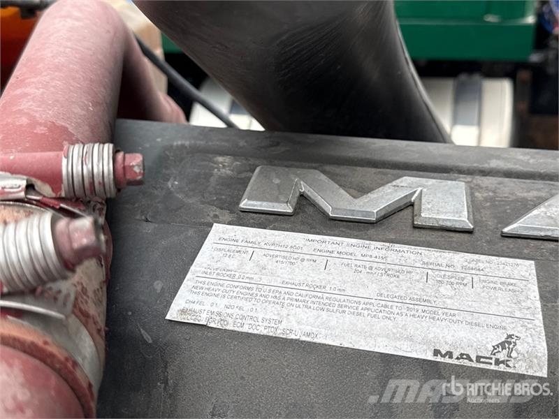 Mack Anthem AN64T 6x4 T/A Sleeper Truck Tractor Ťahače