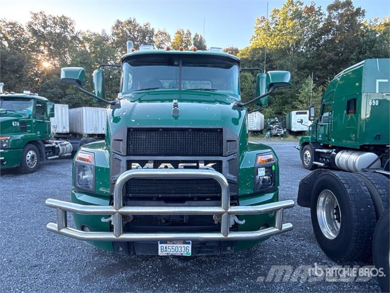 Mack Anthem AN64T 6x4 T/A Day Cab Truck Tractor وحدات الجر