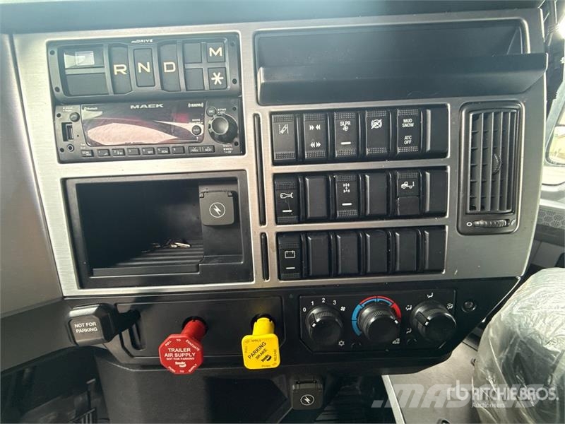 Mack Anthem AN64T 6x4 T/A Sleeper Truck Tractor وحدات الجر