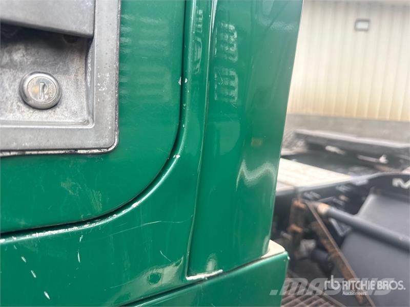 Mack Anthem AN64T 6x4 T/A Sleeper Truck Tractor Ťahače