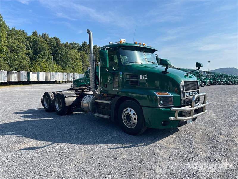 Mack Anthem AN64T 6x4 T/A Day Cab Truck Tractor Vlačilci