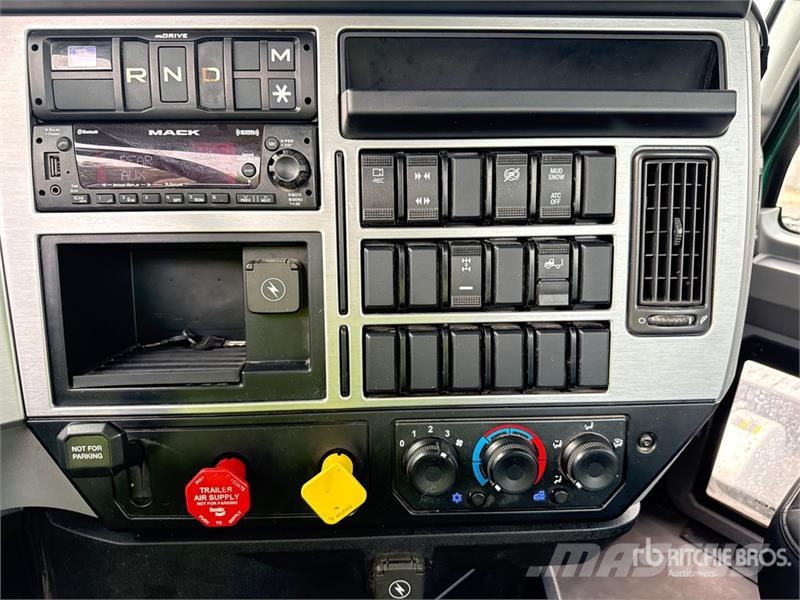 Mack Anthem AN64T 6x4 T/A Day Cab Truck Tractor Vilcēji