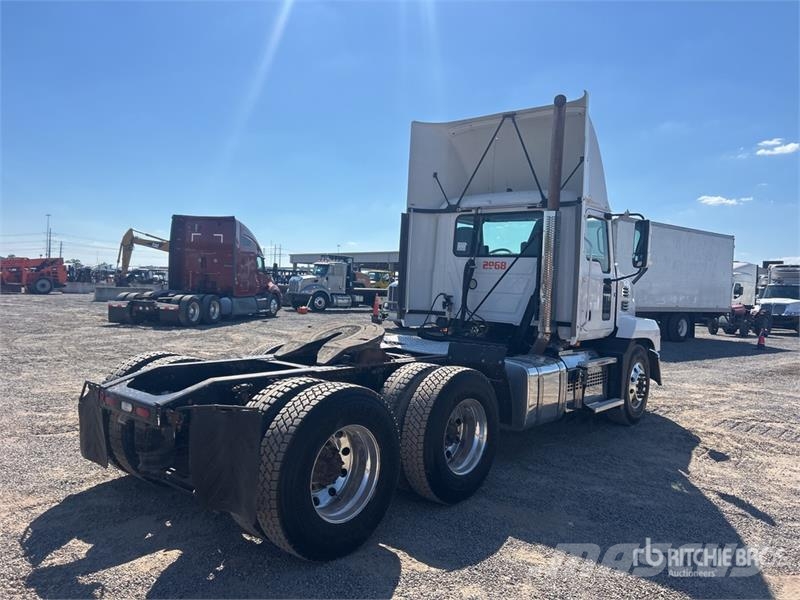 Mack Anthem AN64T 6x4 T/A Day Cab Truck Tractor Vlačilci