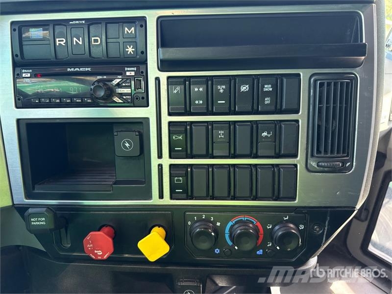Mack Anthem AN64T 6x4 T/A Sleeper Truck Tractor Седельные тягачи