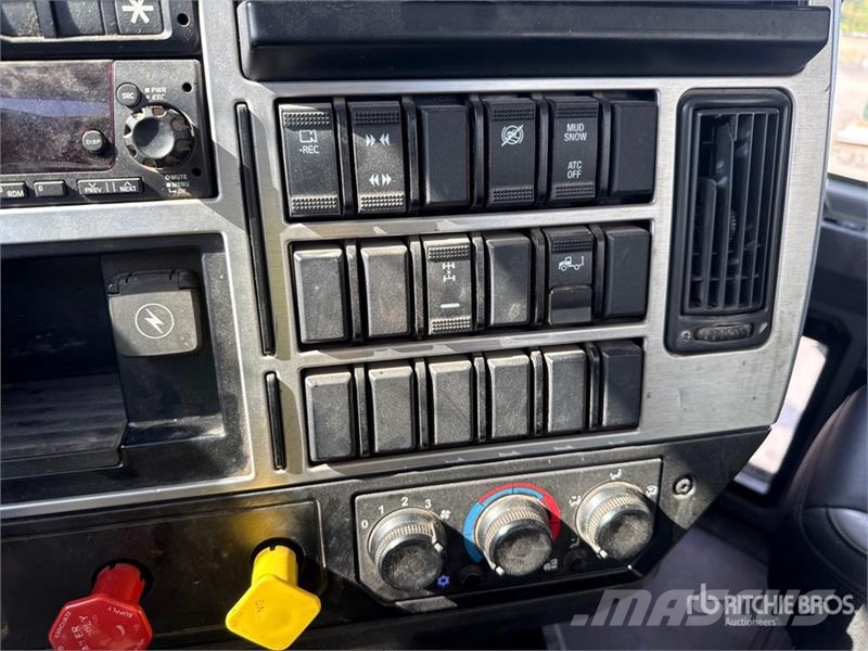 Mack Anthem AN64T 6x4 T/A Day Cab Truck Tractor 트랙터 유닛