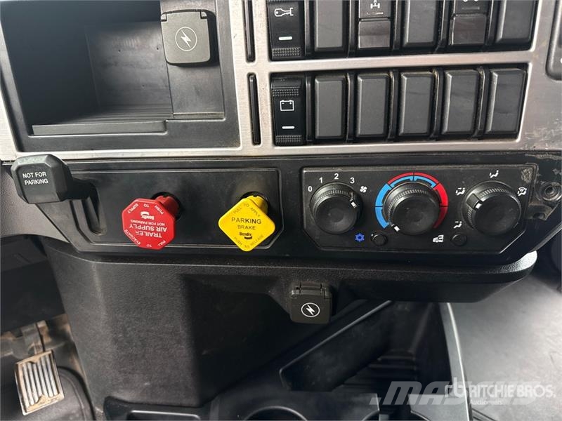 Mack Anthem AN64T 6x4 T/A Sleeper Truck Tractor Ťahače