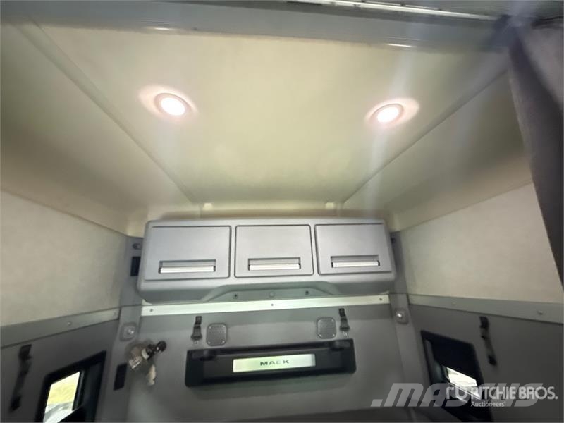 Mack Anthem AN64T 6x4 T/A Sleeper Truck Tractor Sattelzugmaschinen