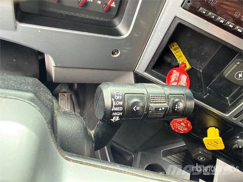 Mack Anthem AN64T 6x4 T/A Sleeper Truck Tractor Ťahače