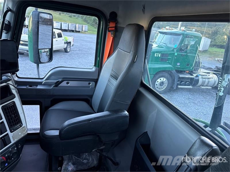 Mack Anthem AN64T 6x4 T/A Day Cab Truck Tractor وحدات الجر