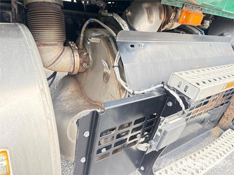 Mack Anthem AN64T 6x4 T/A Sleeper Truck Tractor Ťahače