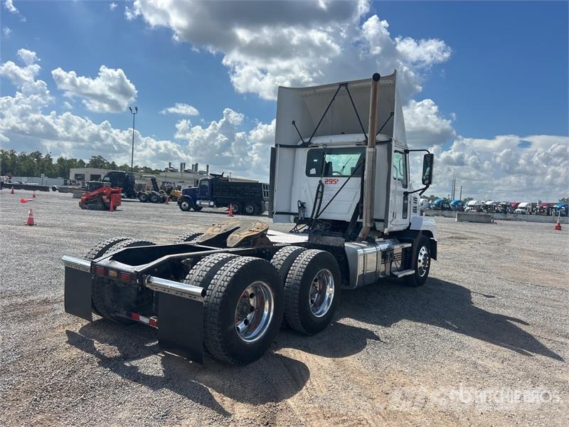 Mack Anthem AN64T 6x4 T/A Day Cab Truck Tractor Dragbilar