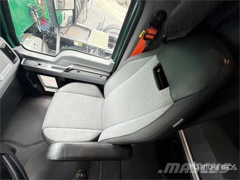 Mack Anthem AN64T 6x4 T/A Sleeper Truck Tractor Ťahače