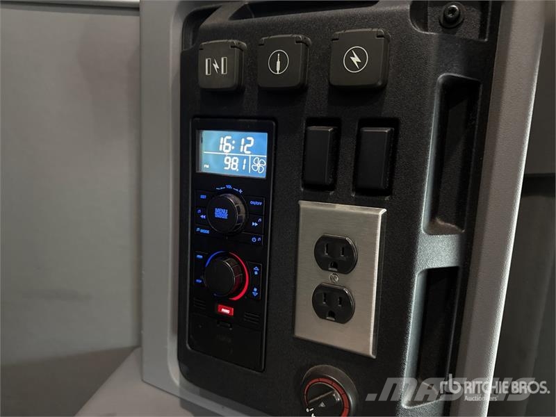 Mack Anthem AN64T 6x4 T/A Sleeper Truck Tractor Ťahače
