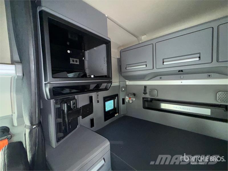 Mack Anthem AN64T 6x4 T/A Sleeper Truck Tractor Влекачи