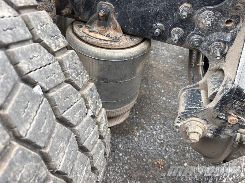 Mack Anthem AN64T 6x4 T/A Sleeper Truck Tractor Ťahače