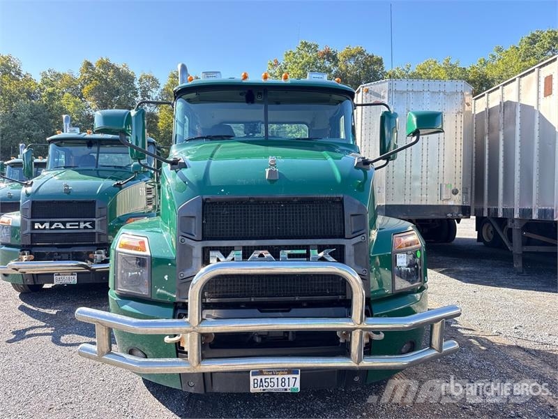Mack Anthem AN64T 6x4 T/A Day Cab Truck Tractor وحدات الجر