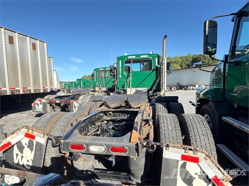 Mack Anthem AN64T 6x4 T/A Day Cab Truck Tractor Sadulveokid