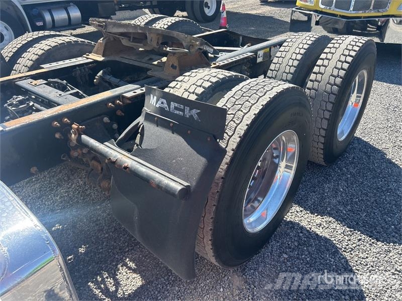 Mack Anthem AN64T 6x4 T/A Day Cab Truck Tractor Vlačilci