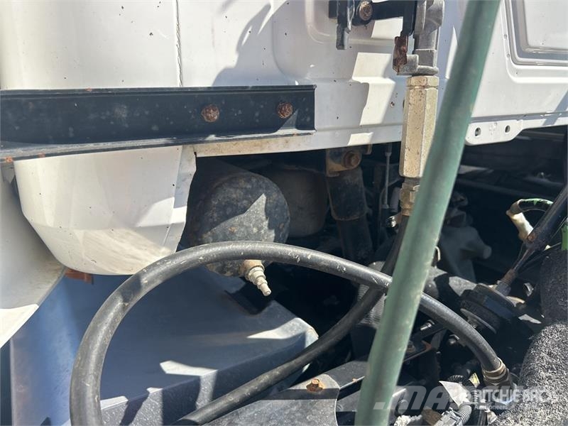 Mack Anthem AN64T 6x4 T/A Day Cab Truck Tractor Vlačilci