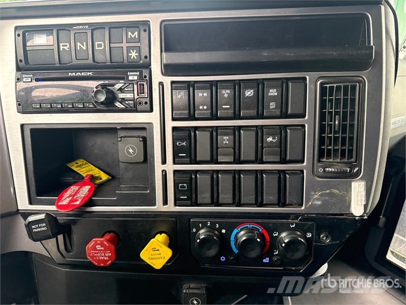 Mack Anthem AN64T 6x4 T/A Sleeper Truck Tractor Ťahače