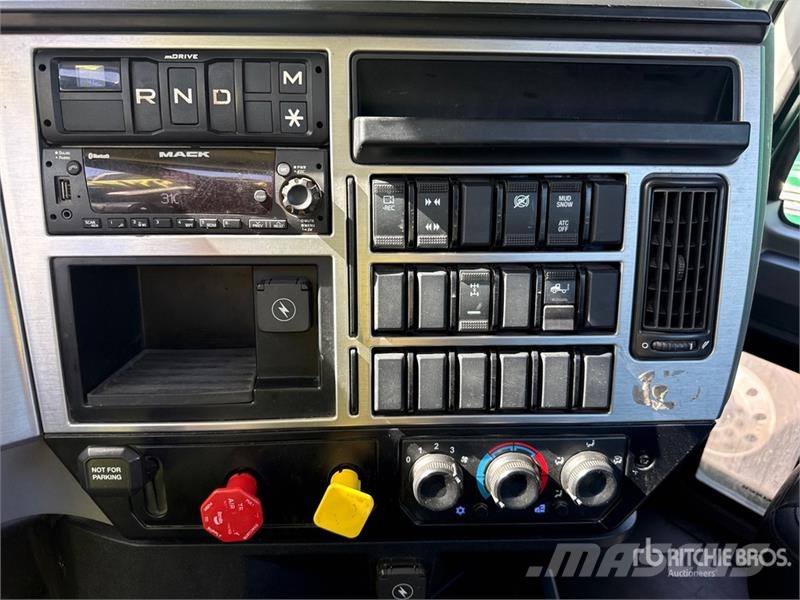 Mack Anthem AN64T 6x4 T/A Day Cab Truck Tractor Tracteur routier