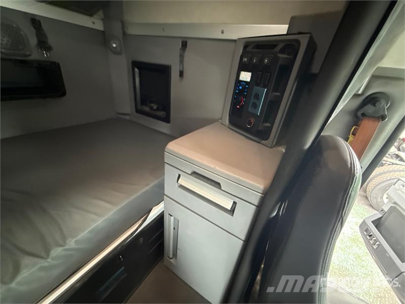 Mack Anthem AN64T 6x4 T/A Sleeper Truck Tractor Ťahače
