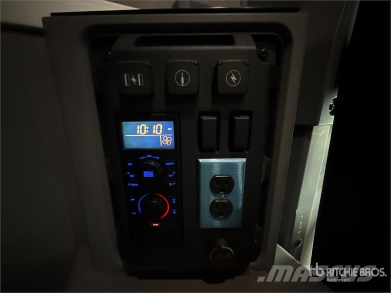 Mack Anthem AN64T 6x4 T/A Sleeper Truck Tractor Ťahače