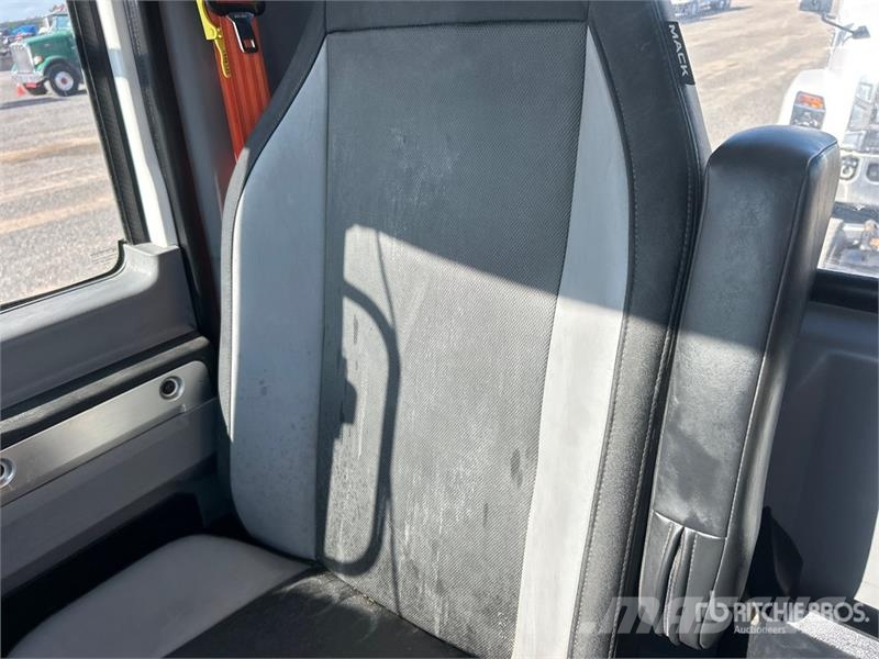 Mack Anthem AN64T 6x4 T/A Day Cab Truck Tractor Motrici e Trattori Stradali