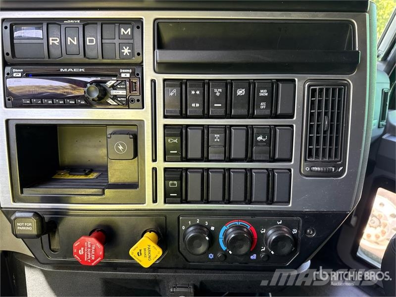 Mack Anthem AN64T 6x4 T/A Sleeper Truck Tractor Седельные тягачи