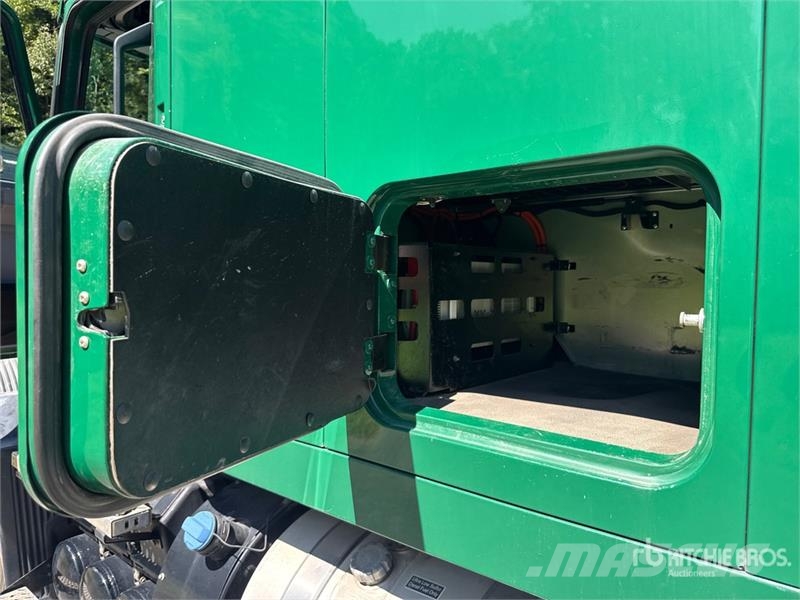 Mack Anthem AN64T 6x4 T/A Sleeper Truck Tractor Седельные тягачи