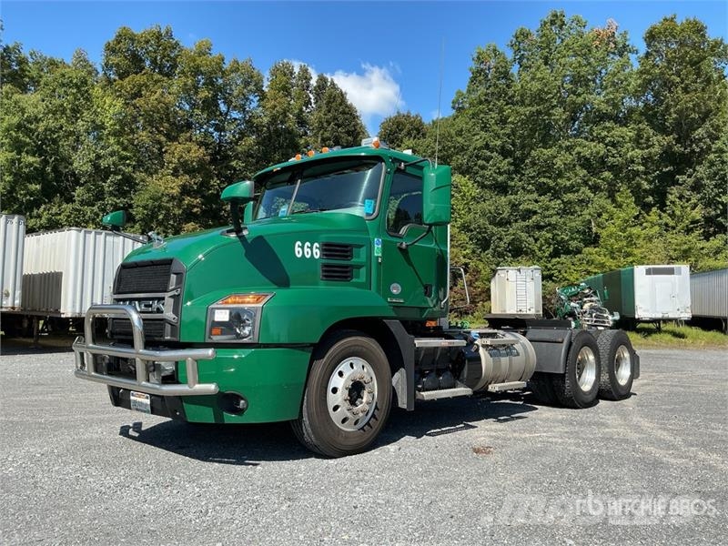 Mack Anthem AN64T 6x4 T/A Day Cab Truck Tractor Vlačilci