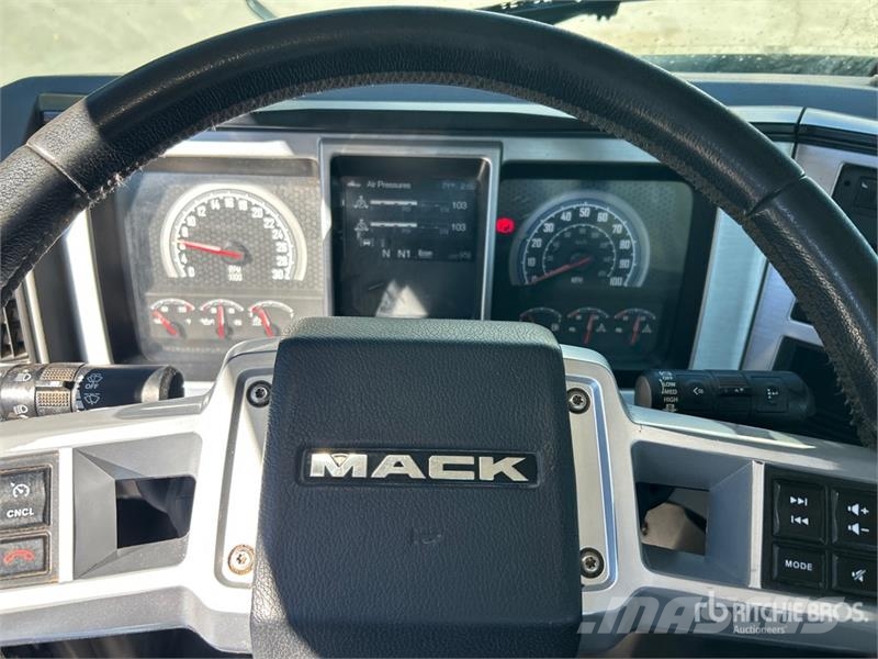 Mack Anthem AN64T 6x4 T/A Day Cab Truck Tractor 中古トラクターヘッド | トレーラーヘッド
