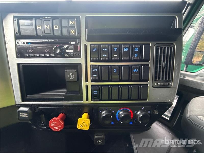 Mack Anthem AN64T 6x4 T/A Sleeper Truck Tractor Tracteur routier
