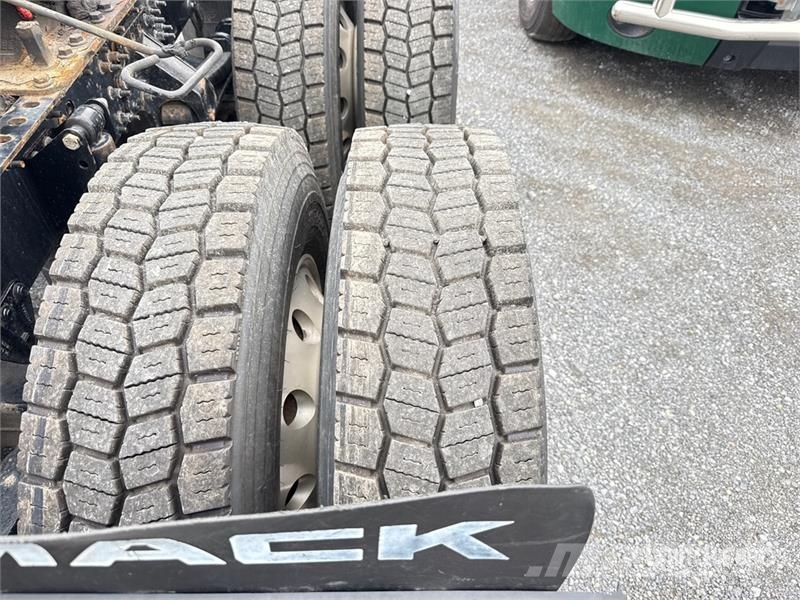 Mack Anthem AN64T 6x4 T/A Sleeper Truck Tractor Ťahače