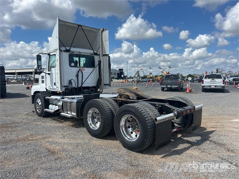 Mack Anthem AN64T 6x4 T/A Day Cab Truck Tractor Dragbilar