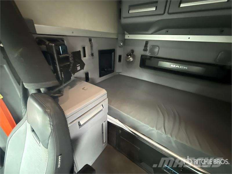 Mack Anthem AN64T 6x4 T/A Sleeper Truck Tractor Ťahače