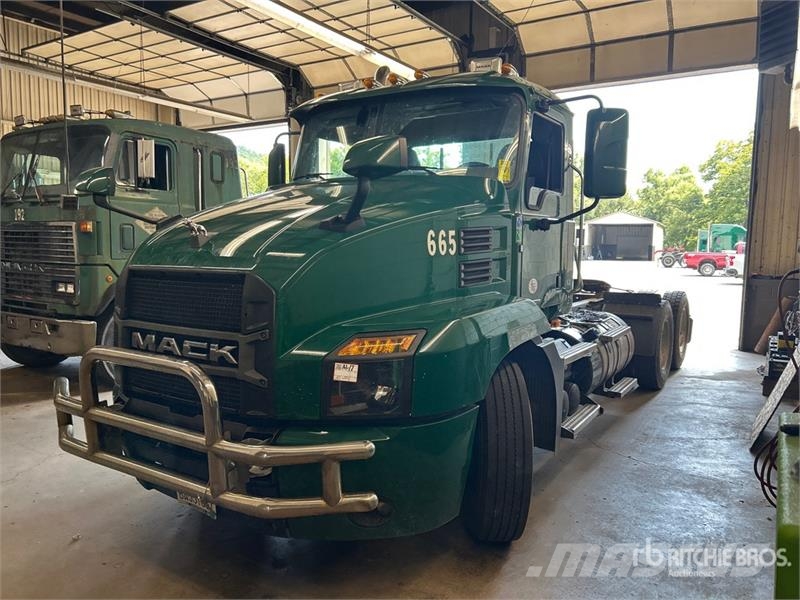 Mack Anthem AN64T 6x4 T/A Day Cab Truck Tractor Седельные тягачи