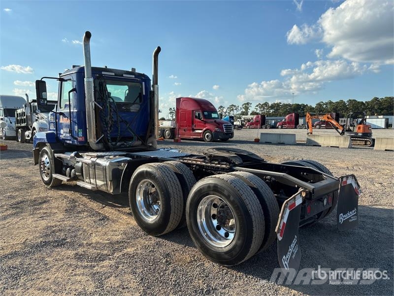 Mack Anthem AN64T 6x4 T/A Day Cab Truck Tractor Nyergesvontatók
