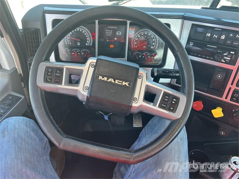 Mack Anthem AN64T 6x4 T/A Day Cab Truck Tractor Vlačilci