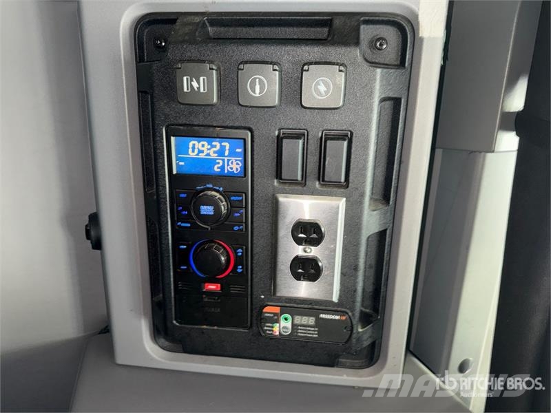 Mack Anthem AN64T 6x4 T/A Sleeper Truck Tractor Влекачи