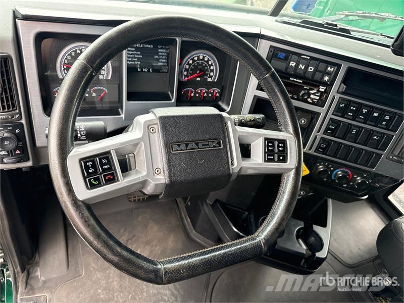 Mack Anthem AN64T 6x4 T/A Sleeper Truck Tractor Ťahače