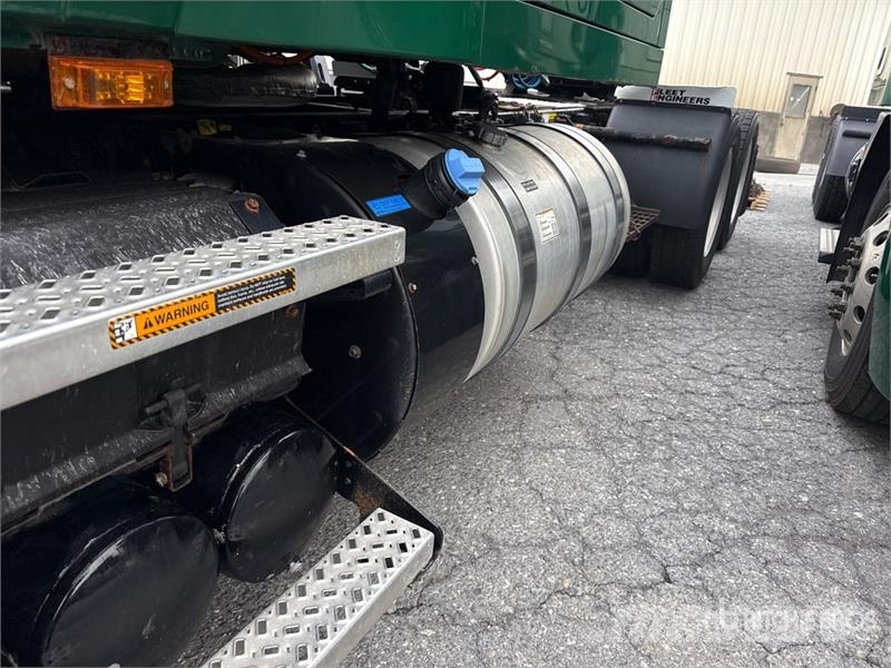 Mack Anthem AN64T 6x4 T/A Sleeper Truck Tractor Ťahače