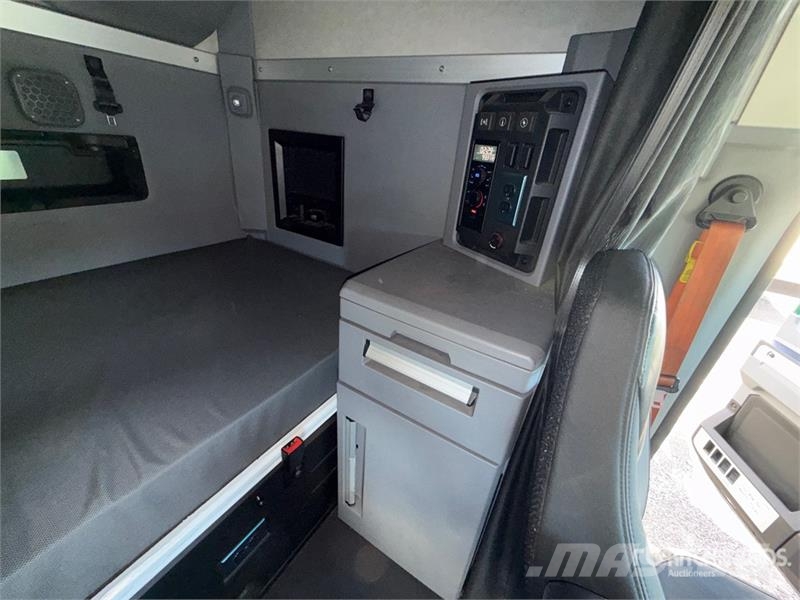 Mack Anthem AN64T 6x4 T/A Sleeper Truck Tractor وحدات الجر