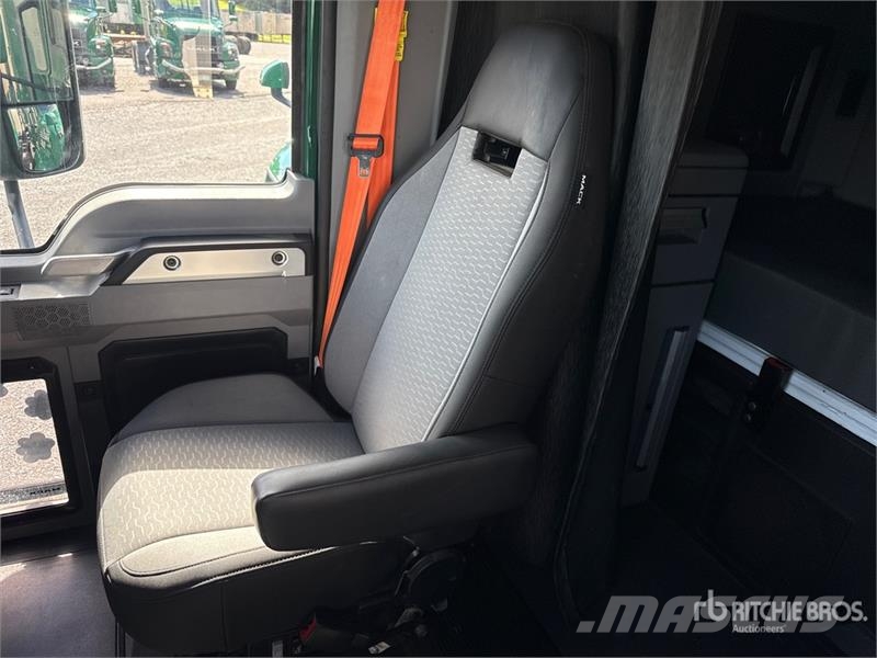 Mack Anthem AN64T 6x4 T/A Sleeper Truck Tractor وحدات الجر