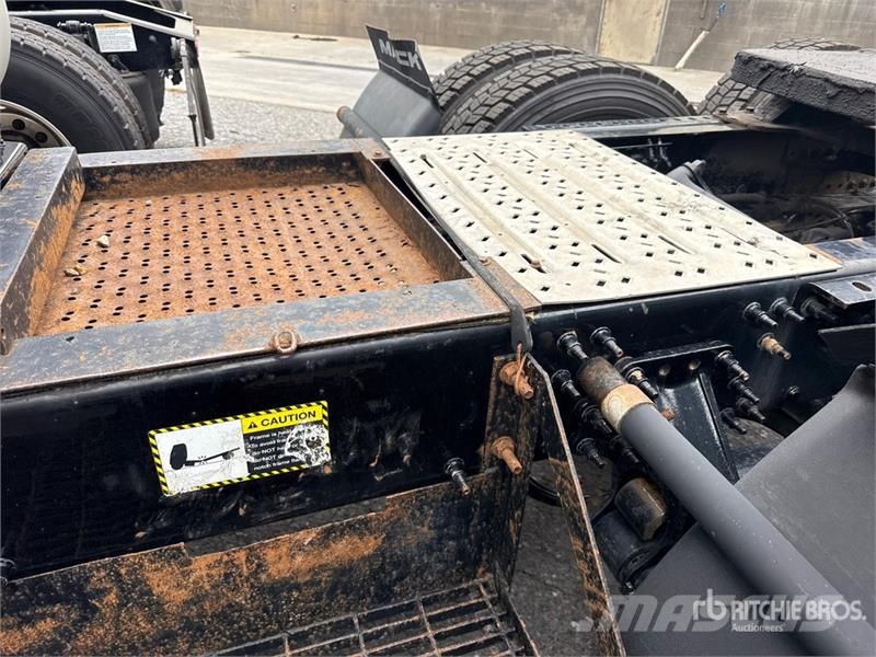 Mack Anthem AN64T 6x4 T/A Sleeper Truck Tractor Ťahače