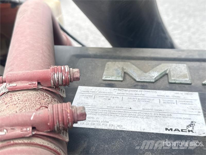 Mack Anthem AN64T 6x4 T/A Sleeper Truck Tractor Ťahače