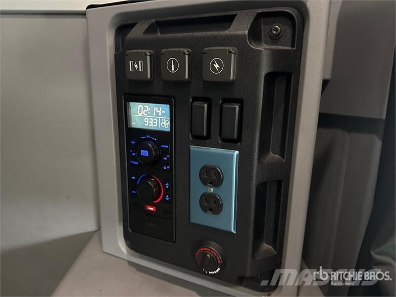 Mack Anthem AN64T 6x4 T/A Sleeper Truck Tractor Ťahače